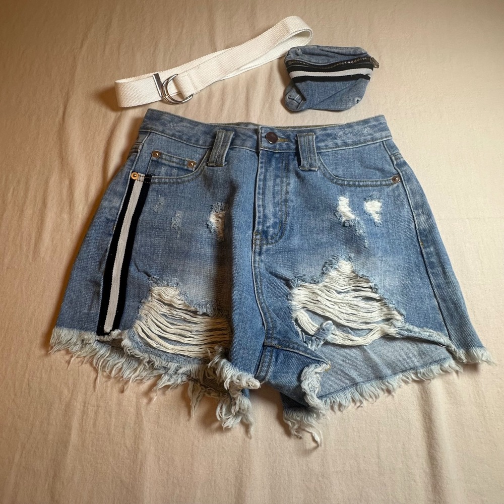 NWT WNTRMSE Winter Muse Revolve  Benni Distressed Denim Shorts Belt Pouch SZ 24